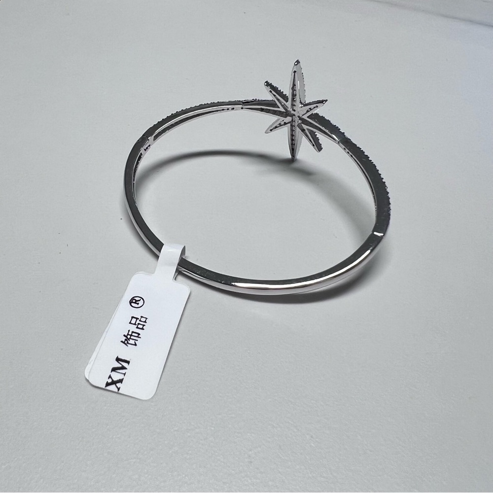 NWT Statement Star Bangle - Picture 3 of 4